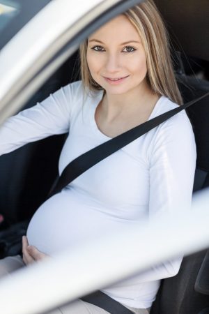 Femme enceinte au volant